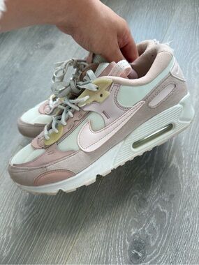 Nike air light pink tennis shoes